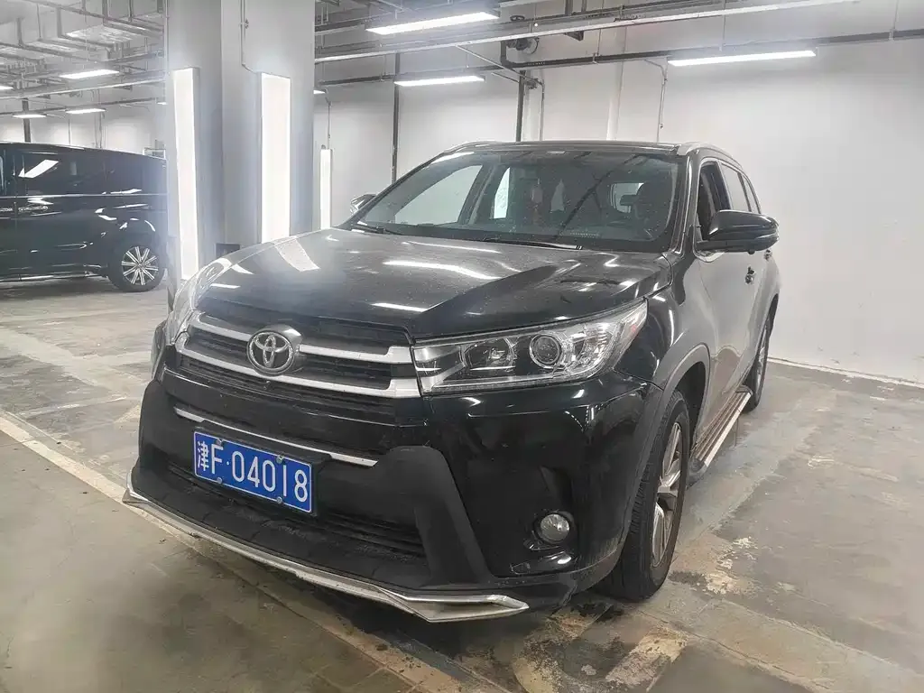 Toyota Highlander — фото 1