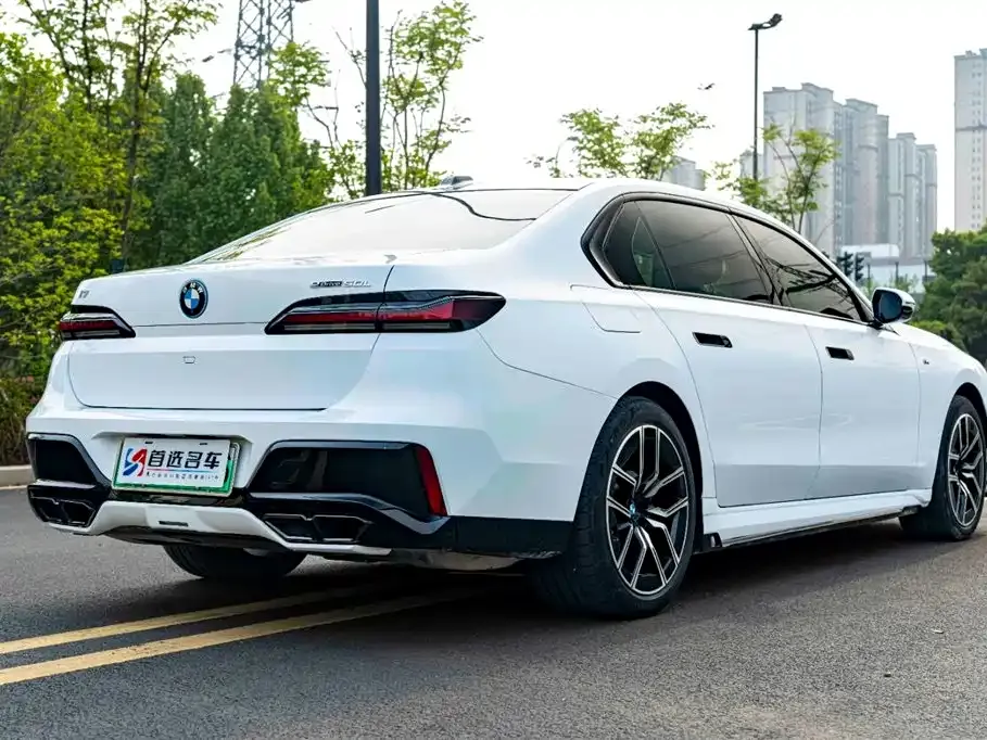 BMW i7 — фото 9