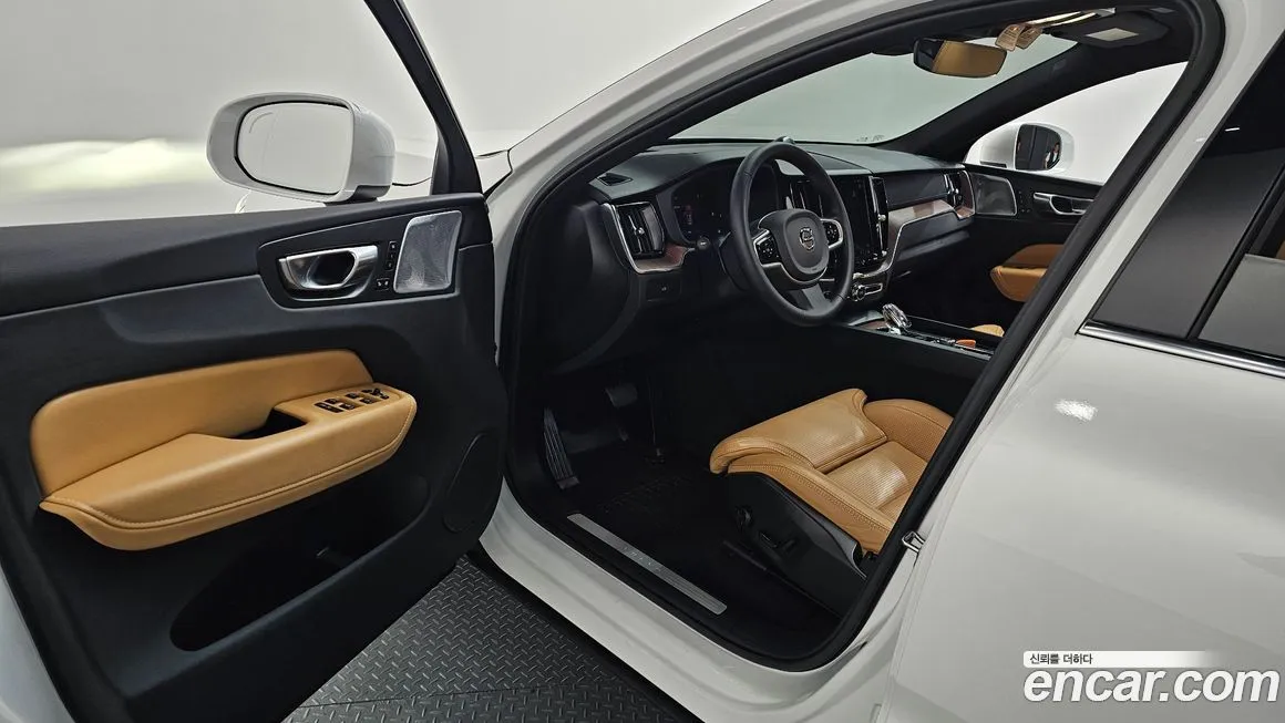 Volvo XC60 — фото 10