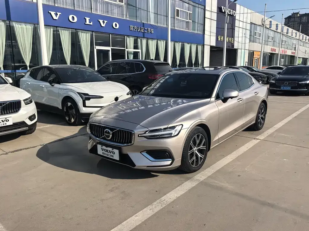 Volvo S60 — фото 1