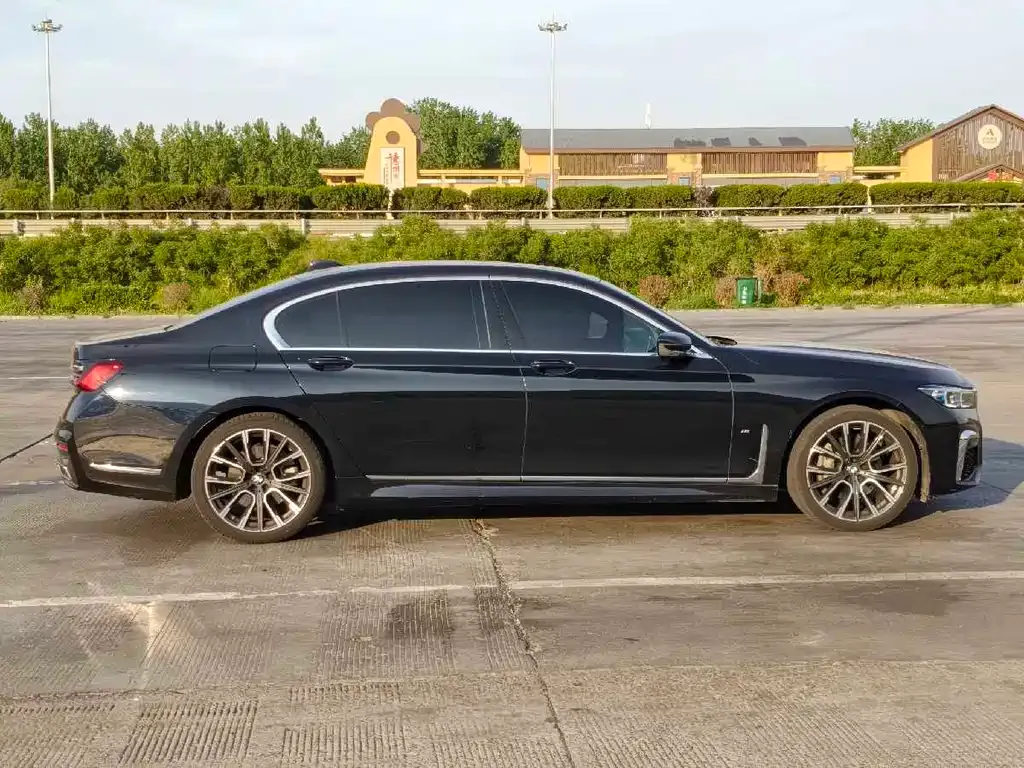 BMW 7 Series — фото 10