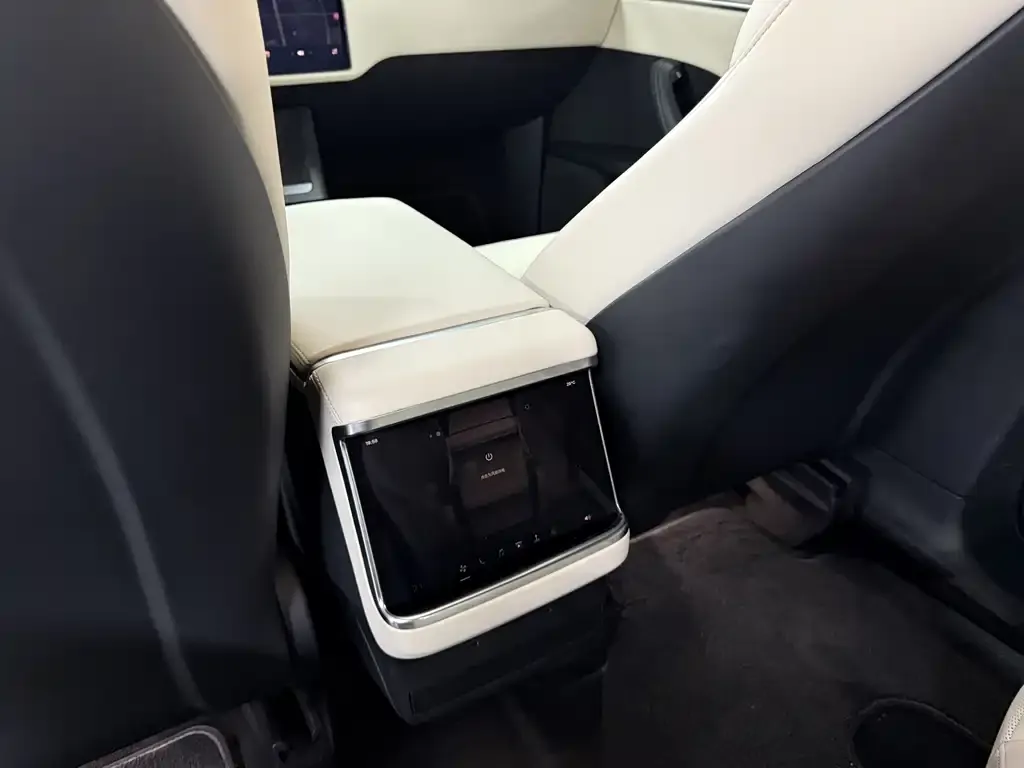 Tesla Model X — фото 2