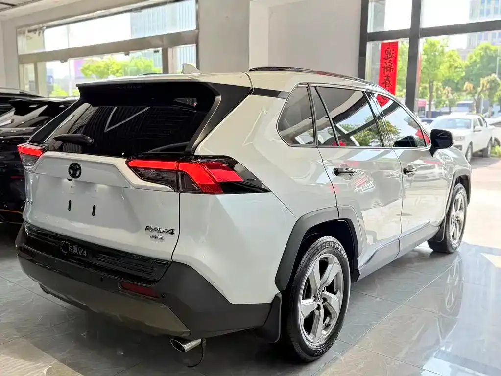 Toyota RAV4 — фото 10