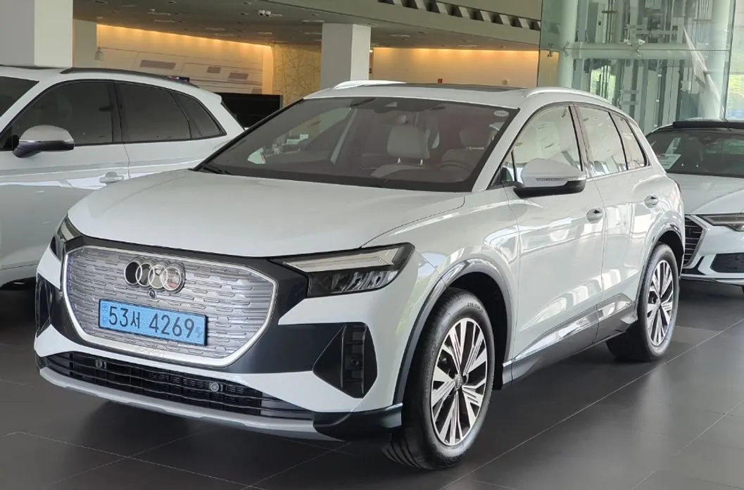 Audi Q4 e-tron — фото 1