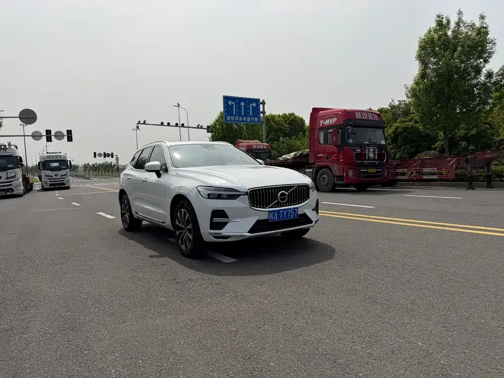 Volvo XC60 — фото 1