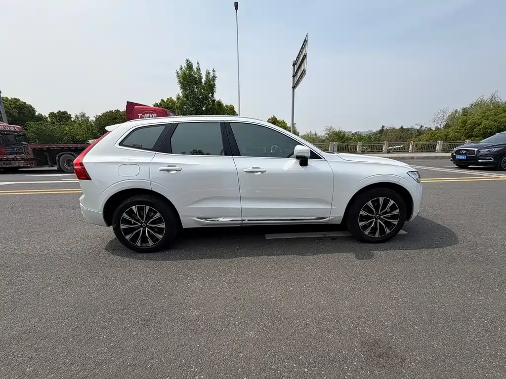 Volvo XC60 — фото 8