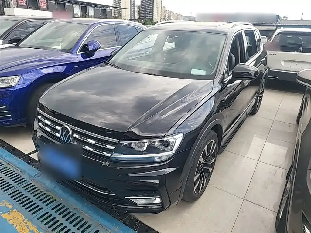 Volkswagen Tiguan L — фото 1