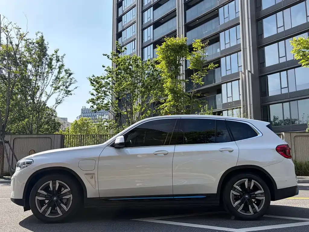 BMW iX3 — фото 9