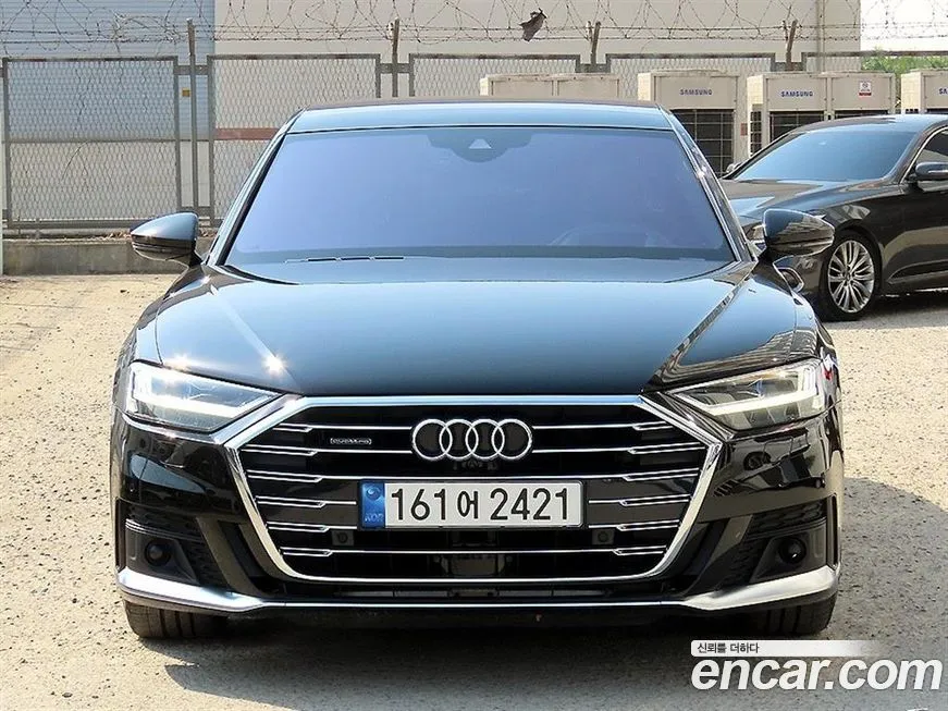 Audi A8 — фото 1