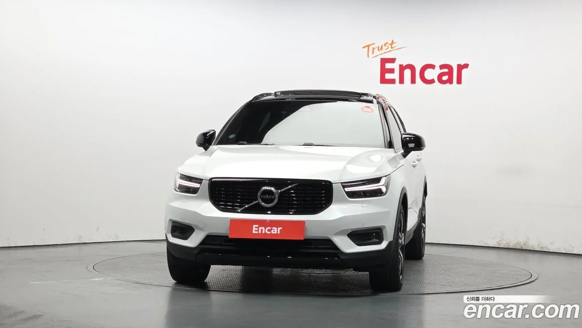 Volvo XC40 — фото 9