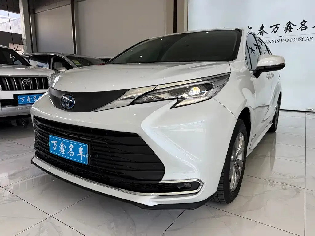 Toyota Sienna — фото 1