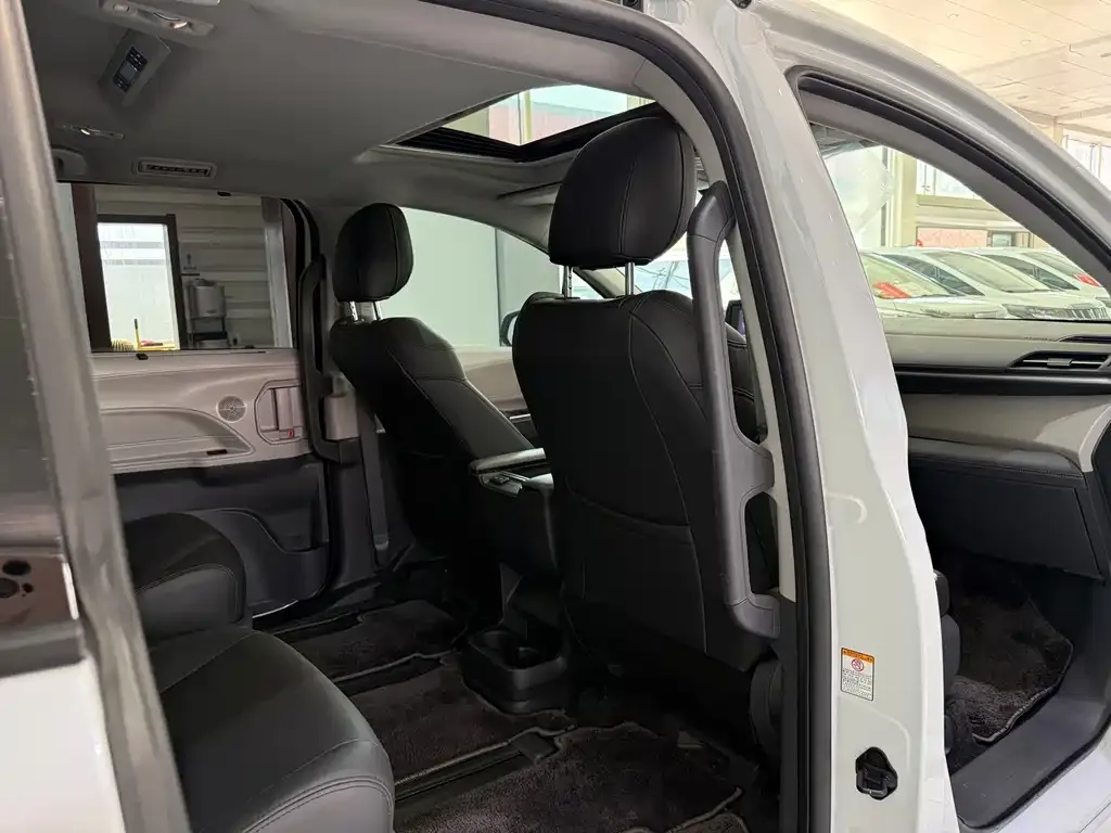 Toyota Sienna — фото 4