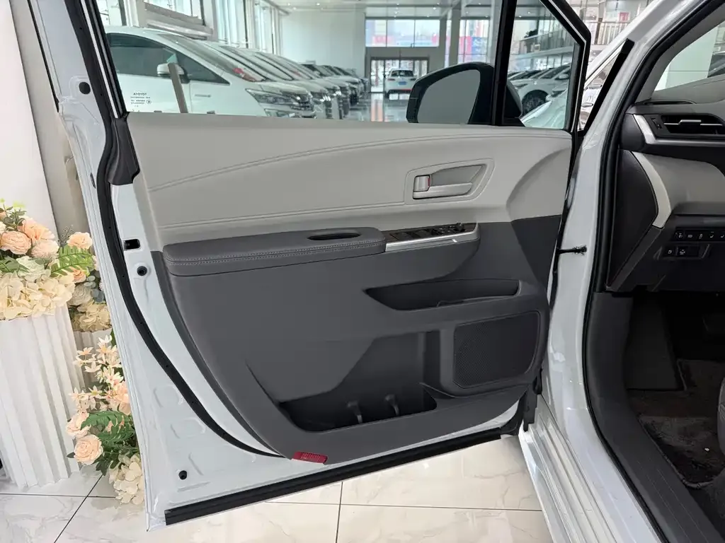 Toyota Sienna — фото 2