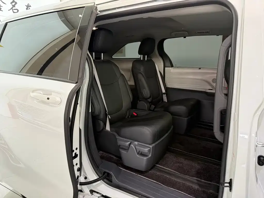 Toyota Sienna — фото 3