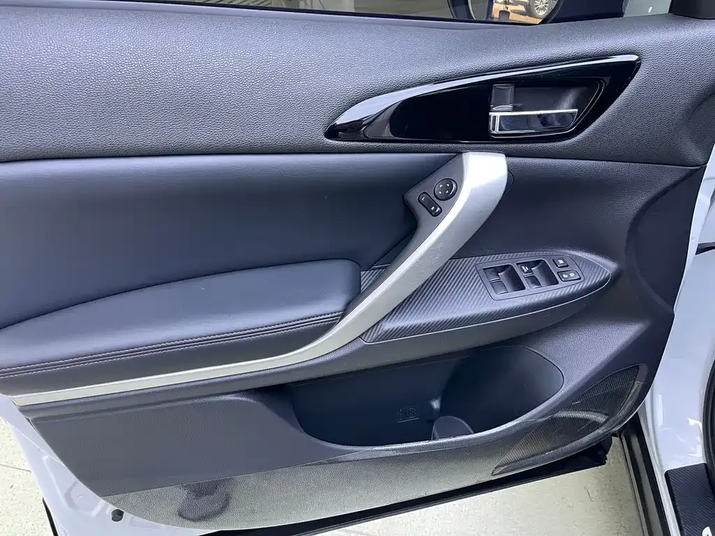 Mitsubishi Eclipse Cross — фото 10