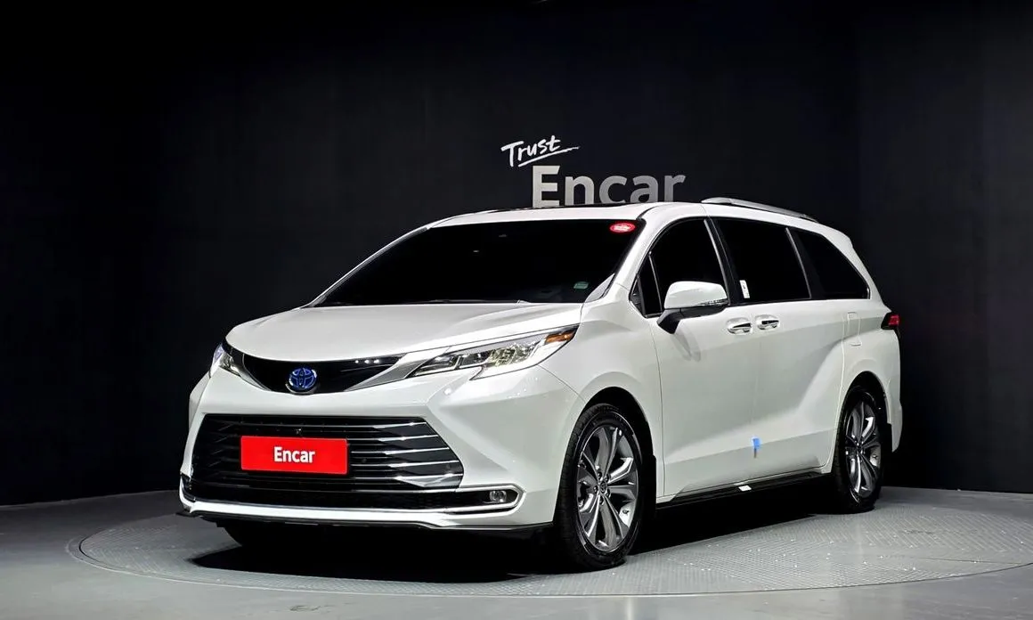Toyota Sienna — фото 1