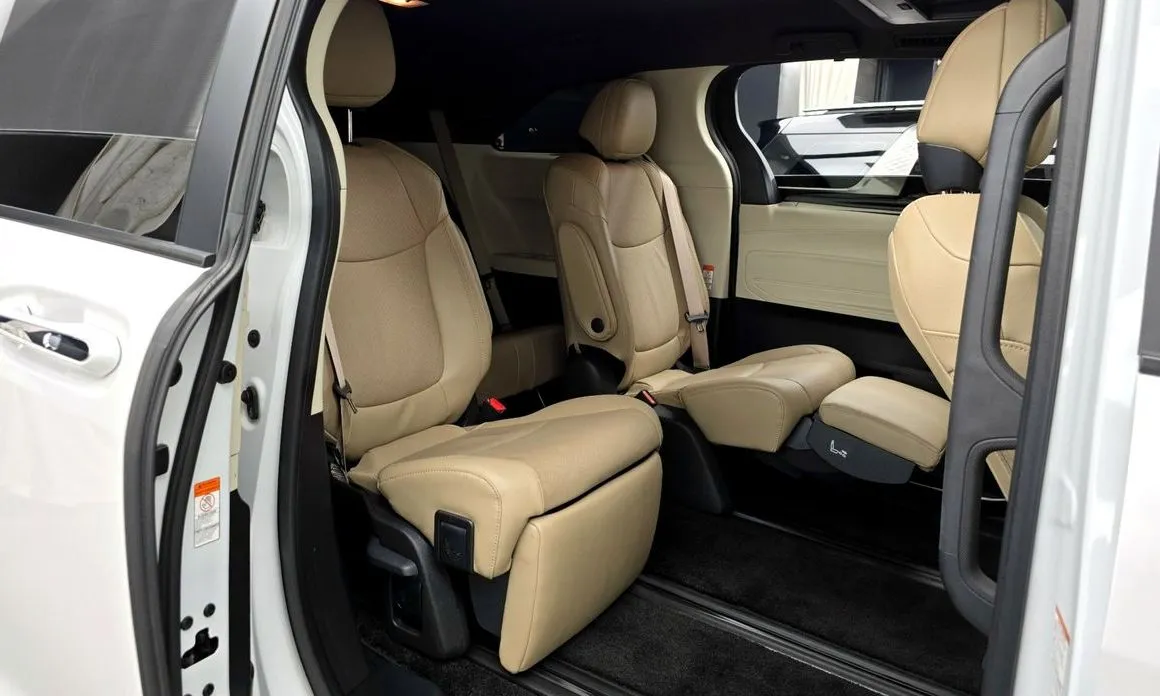 Toyota Sienna — фото 9