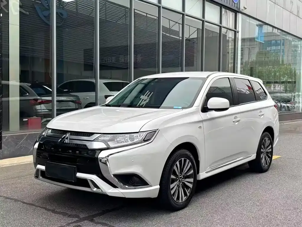 Mitsubishi Outlander — фото 1