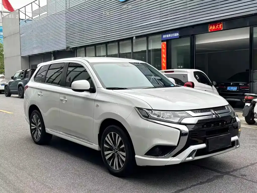 Mitsubishi Outlander — фото 5