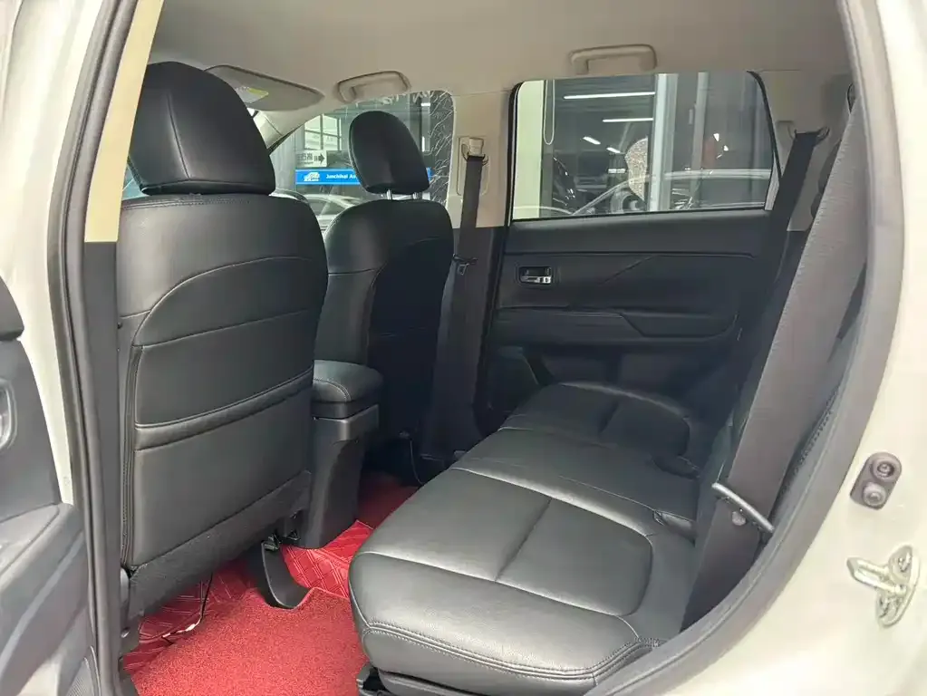 Mitsubishi Outlander — фото 10