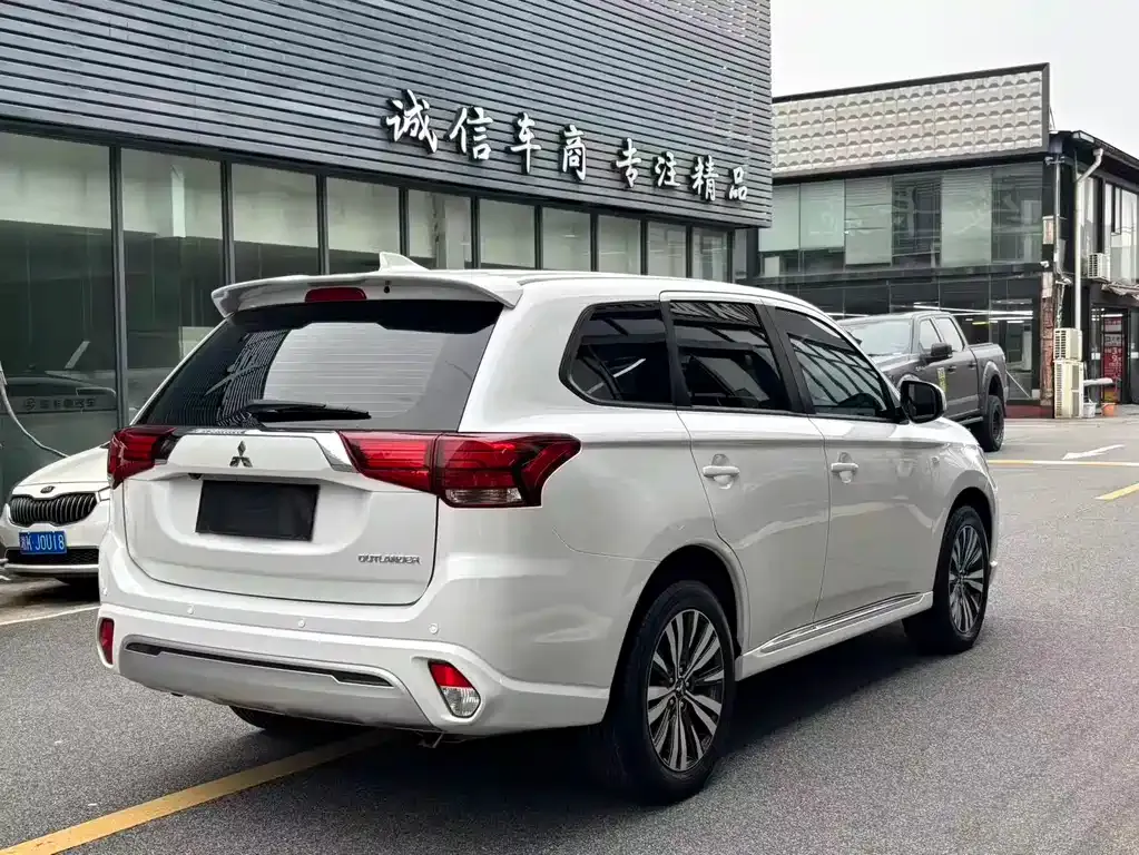 Mitsubishi Outlander — фото 9