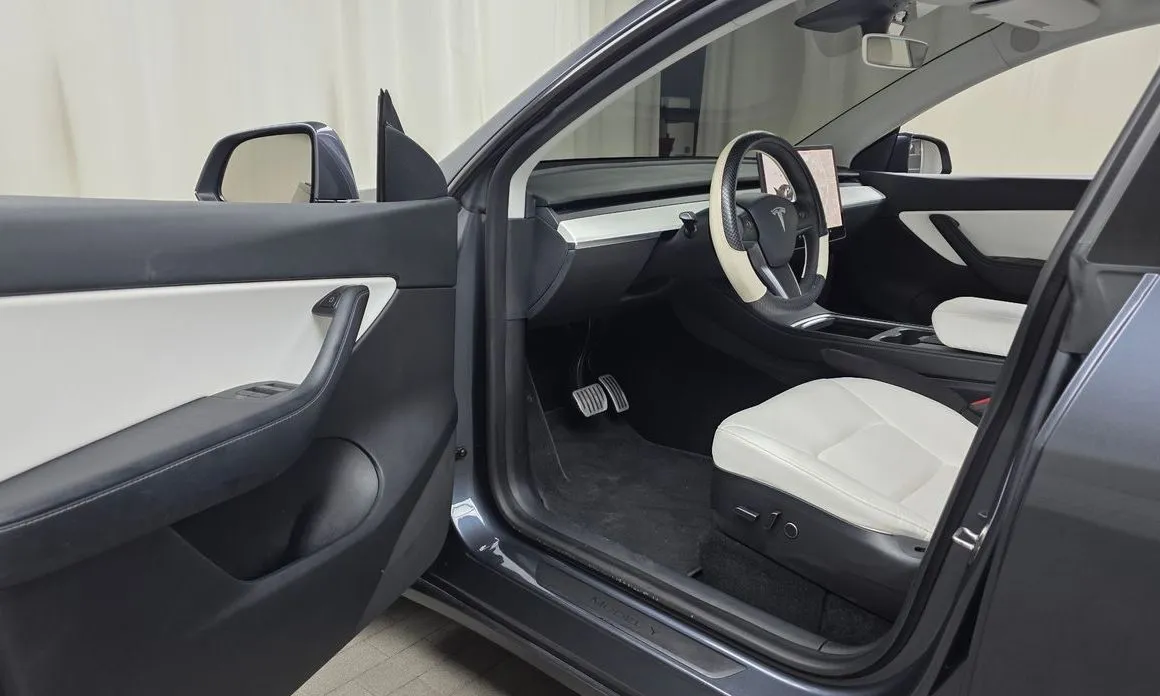 Tesla Model Y — фото 8