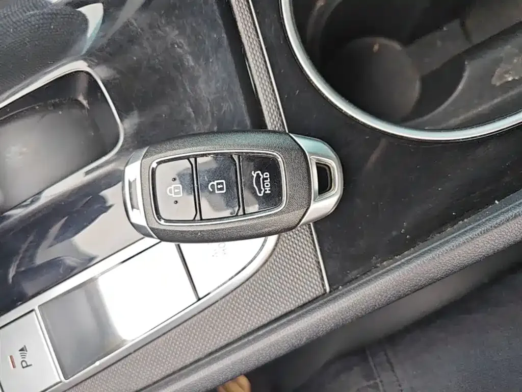 Hyundai Elantra — фото 3