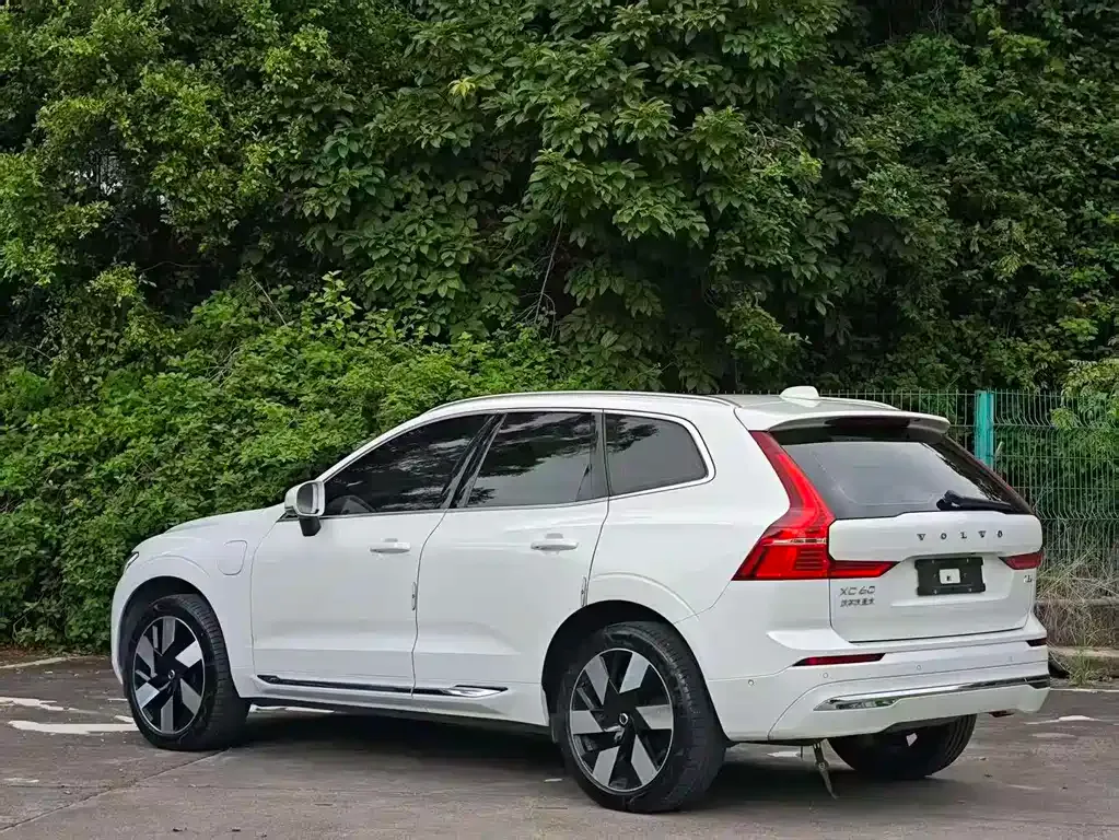 Volvo XC60 PHEV — фото 8