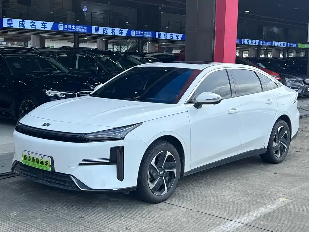 Geely Galaxy L6 — фото 1