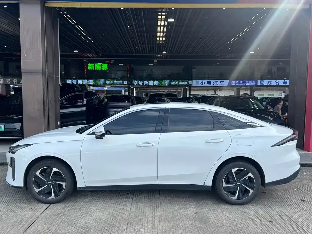 Geely Galaxy L6 — фото 4