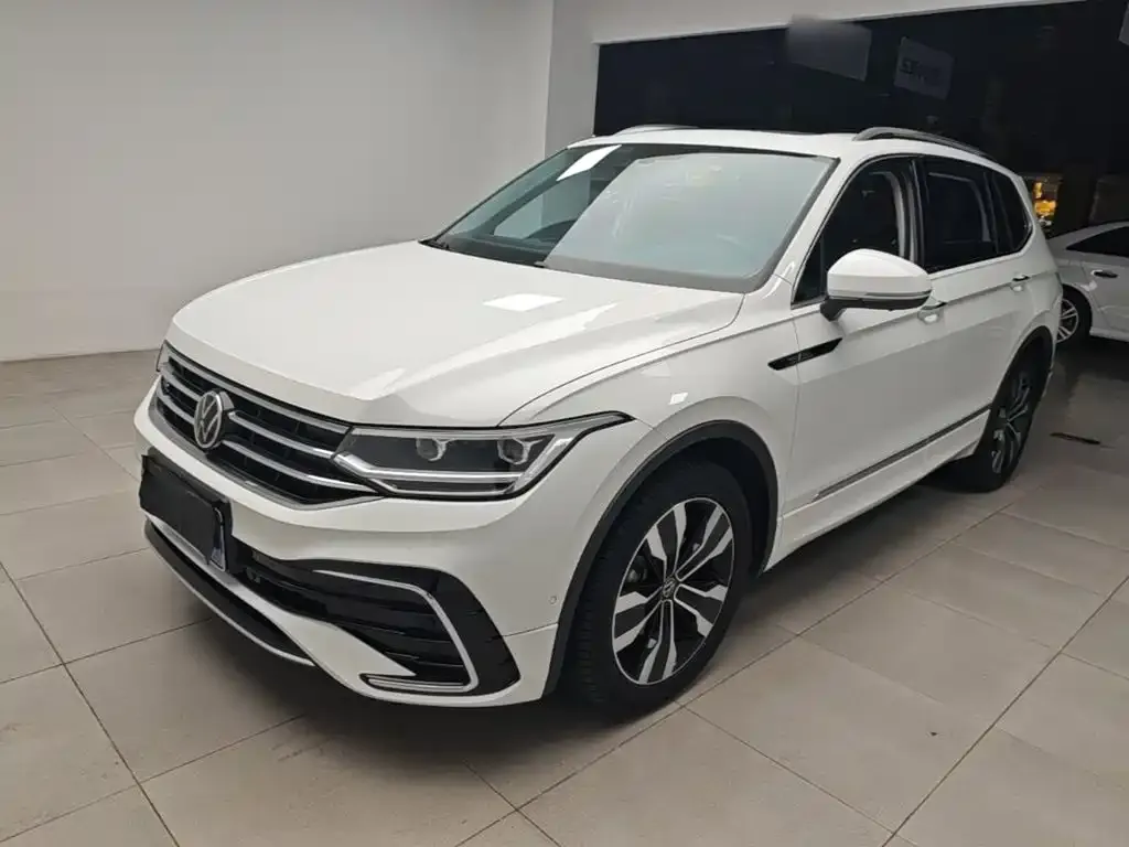 Volkswagen Tiguan L — фото 1