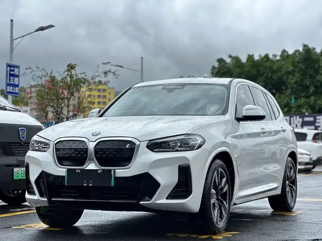 BMW iX3 — фото 1