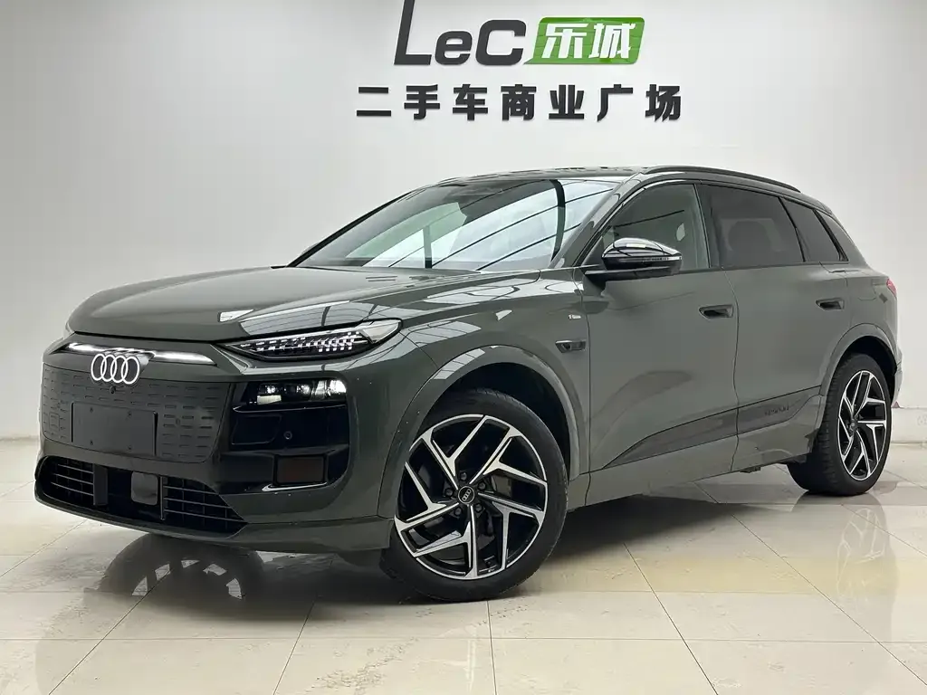 Audi Q6L e-tron — фото 1