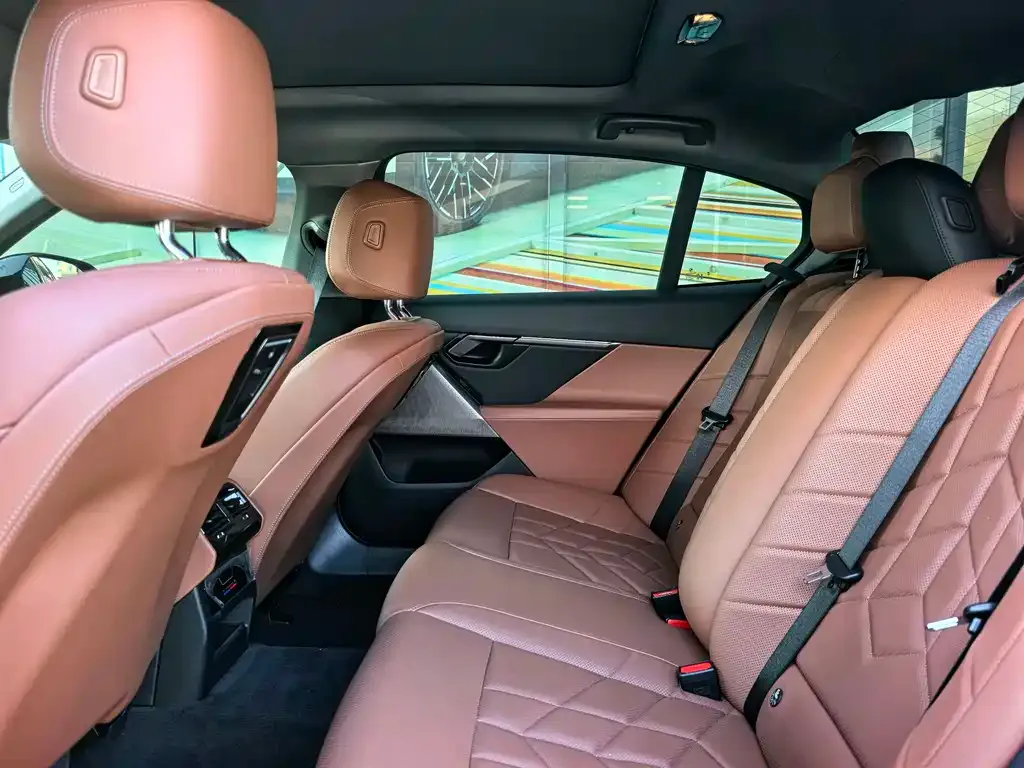 BMW i5 — фото 2