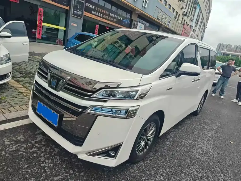Toyota Vellfire — фото 1