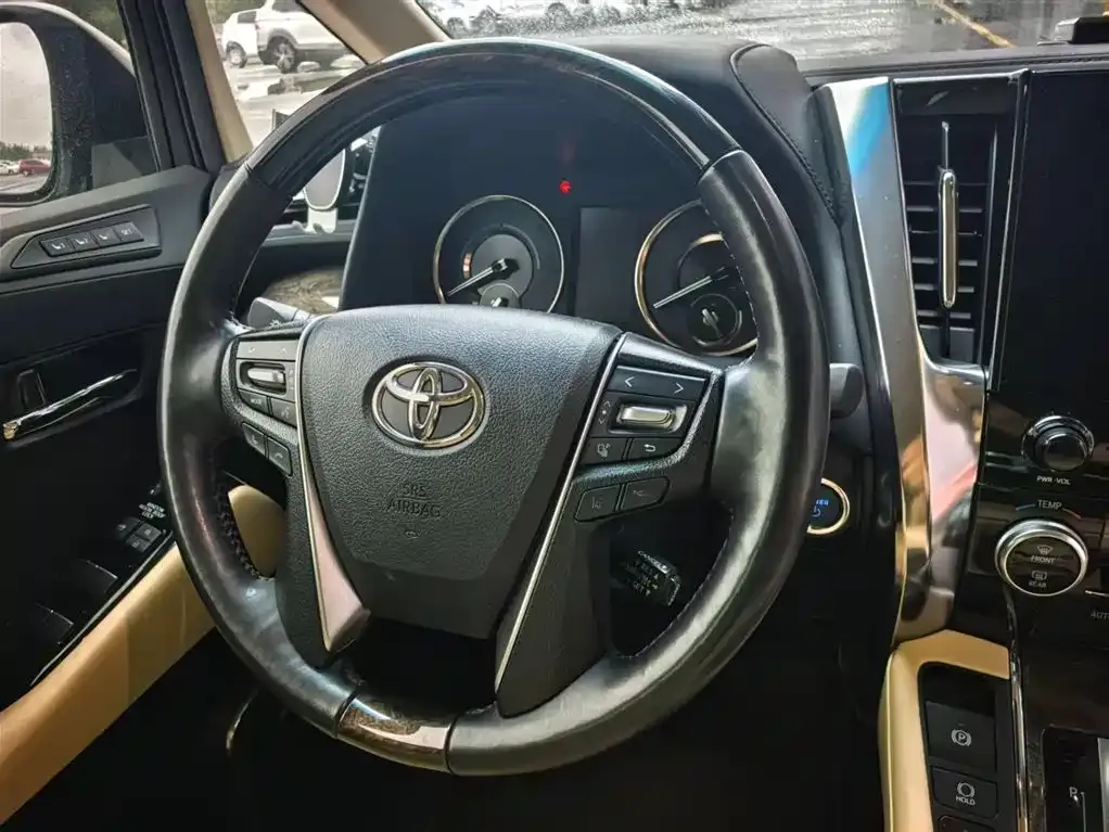 Toyota Vellfire — фото 10