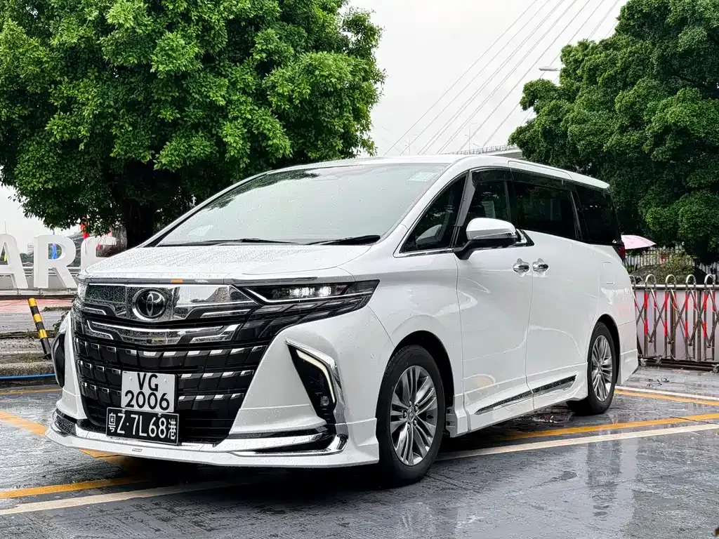 Toyota Alphard — фото 1