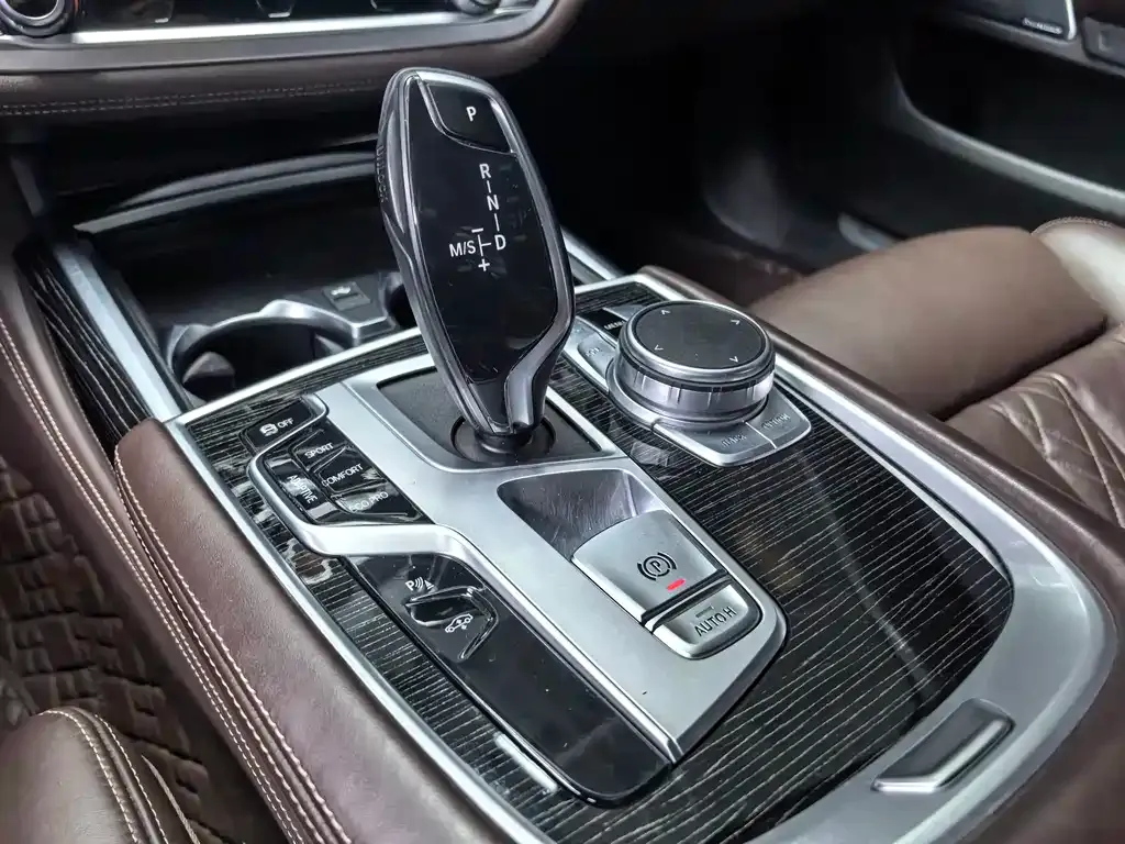 BMW 7 Series — фото 10