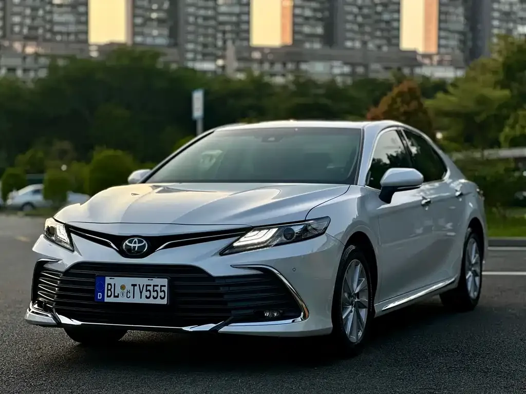 Toyota Camry — фото 1