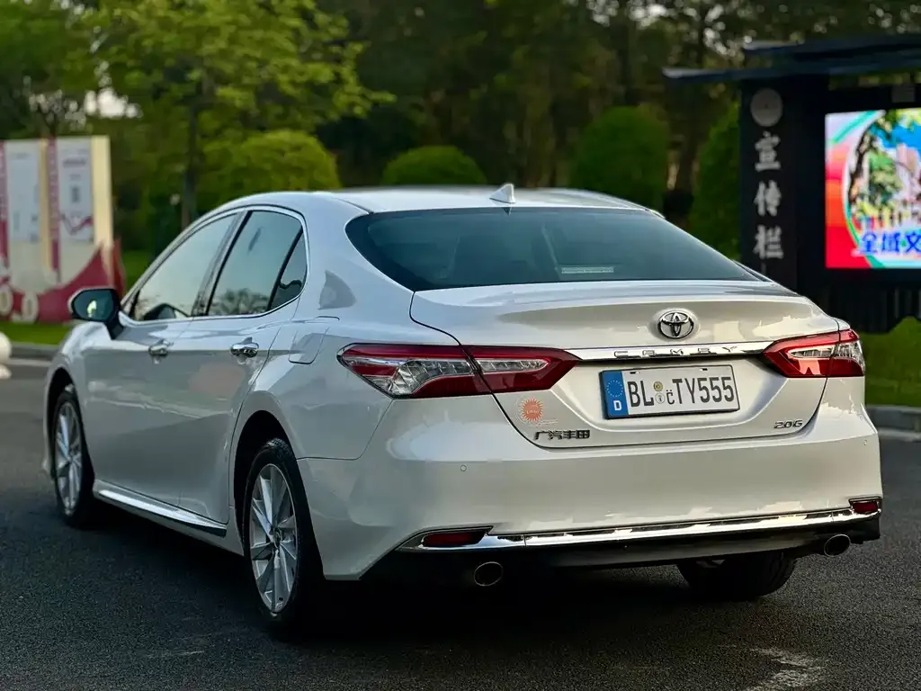 Toyota Camry — фото 8