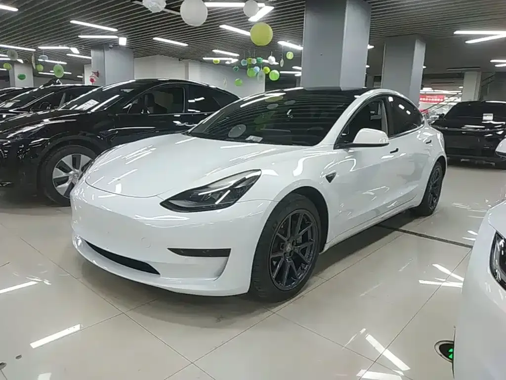 Tesla Model 3 — фото 1