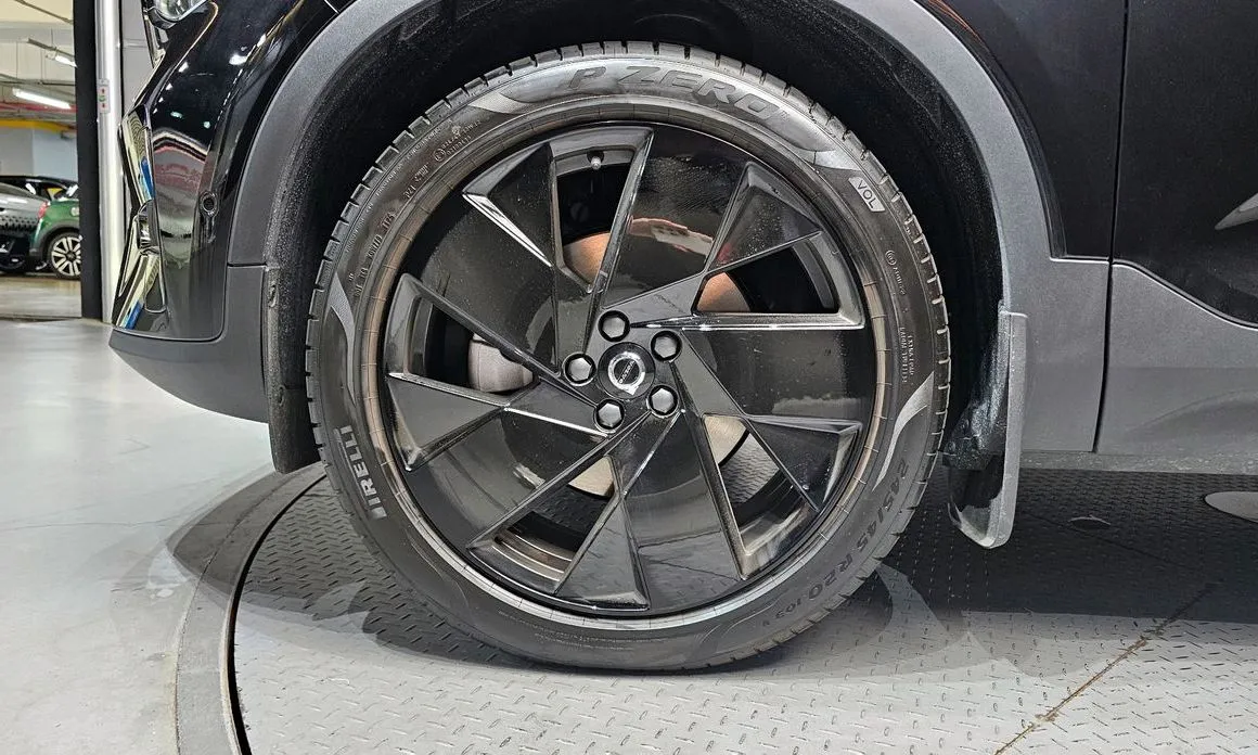 Volvo XC40 — фото 10
