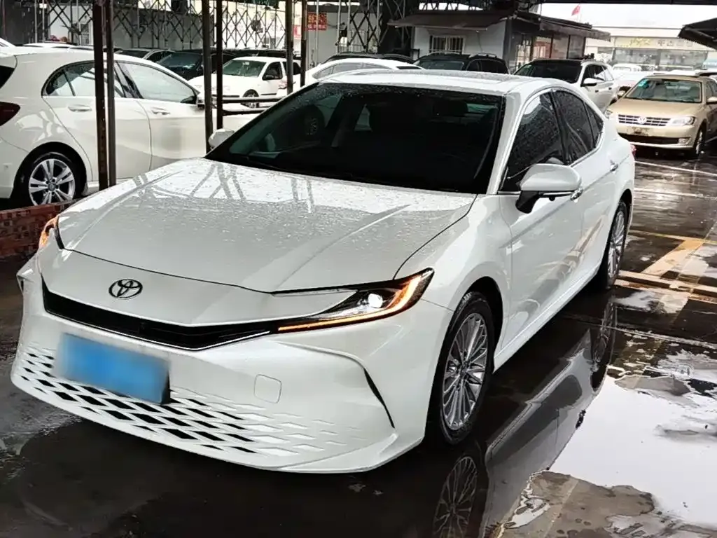 Toyota Camry — фото 1