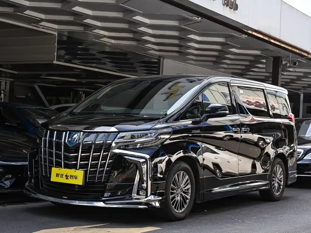 Toyota Alphard — фото 1