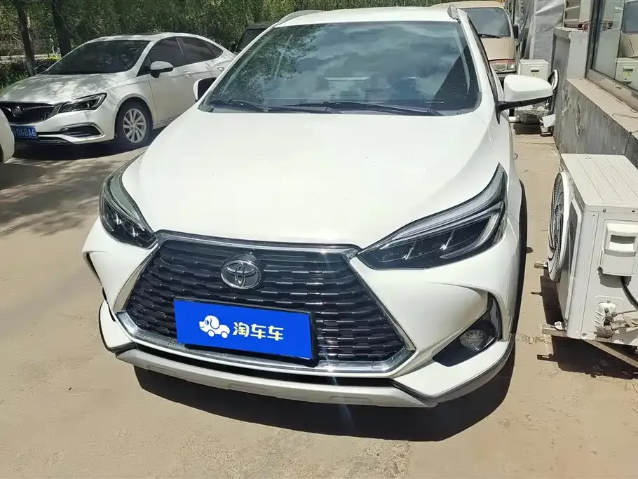 Toyota Yaris L — фото 1