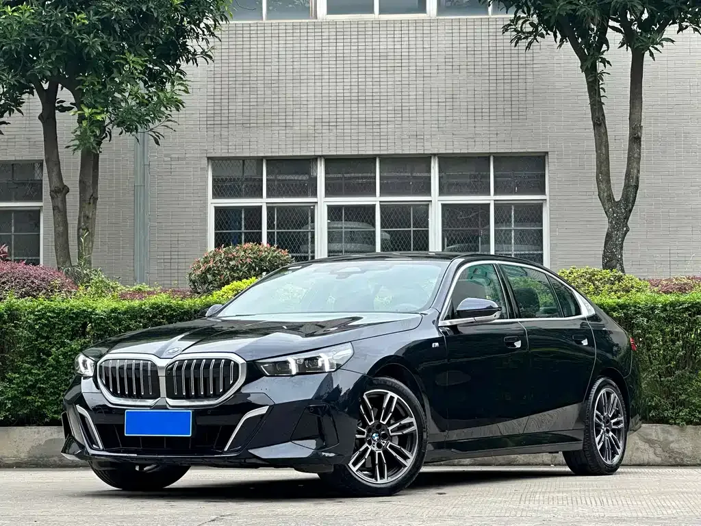 BMW 5 Series — фото 1