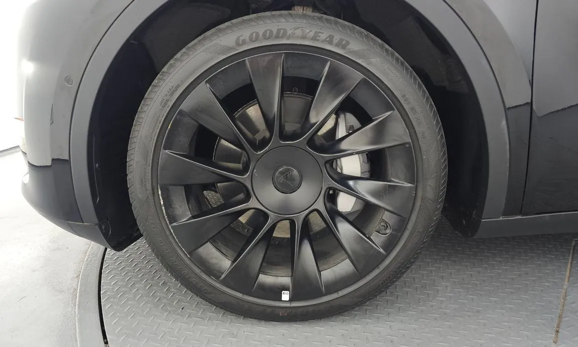 Tesla Model Y — фото 9