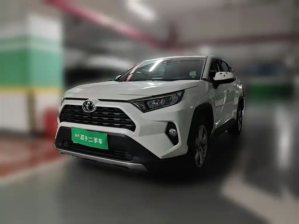 Toyota RAV4 — фото 1