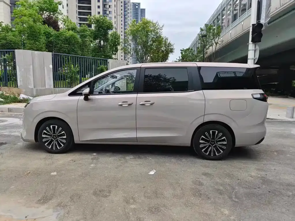 Wuling Starlight 730 New Energy — фото 3
