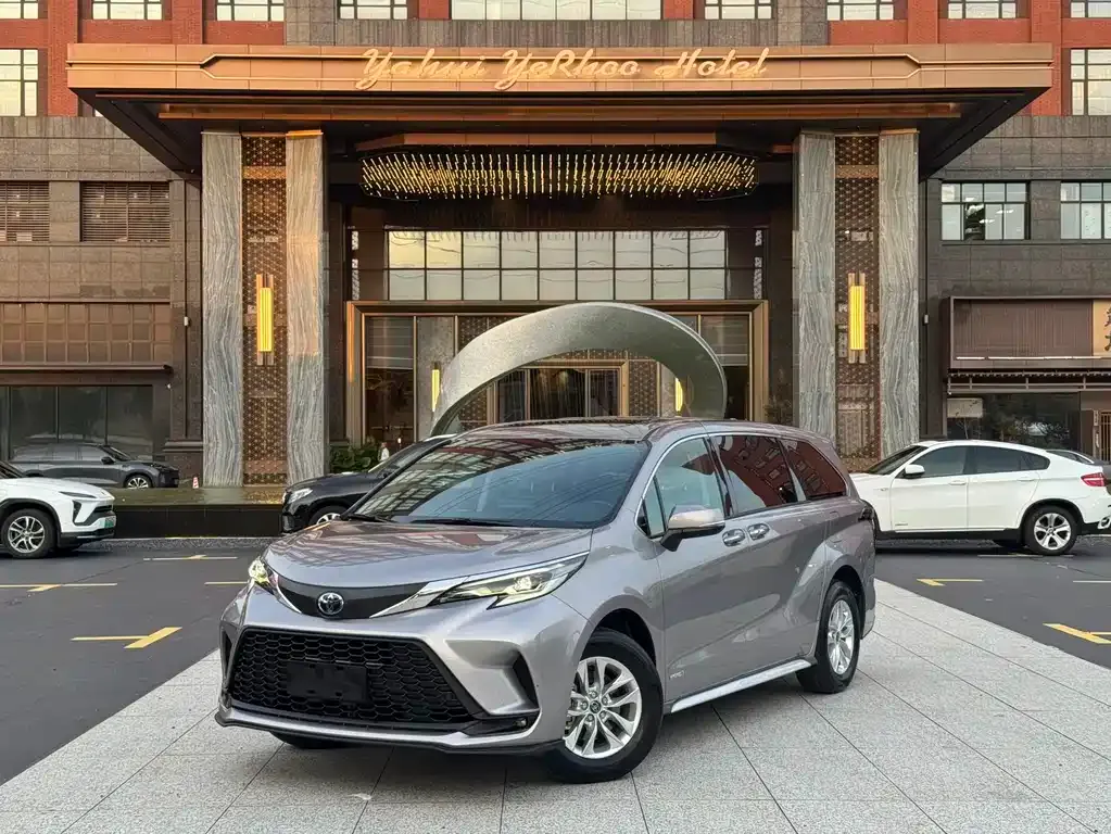 Toyota Granvia — фото 1